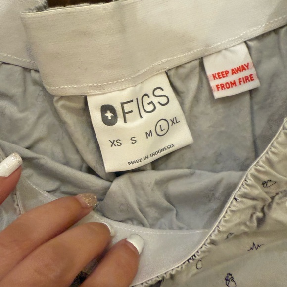 Figs Pajamas Set Grey Heartbeats Long Sleeve and Shorts size Large - Picture 9 of 15